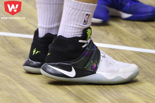 Đ&acirc;y l&agrave; mẫu gi&agrave;y được ch&iacute;nh Kyrie Irving mang trong lễ diễu h&agrave;nh ăn mừng v&ocirc; địch NBA năm 2016. Ảnh: Long Nguyễn.