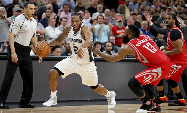 Kawhi Leonard đang tấn công ở trận gặp Houston Rockets mùa trước Kawhi Leonard đang tấn công ở trận gặp Houston Rockets mùa trước