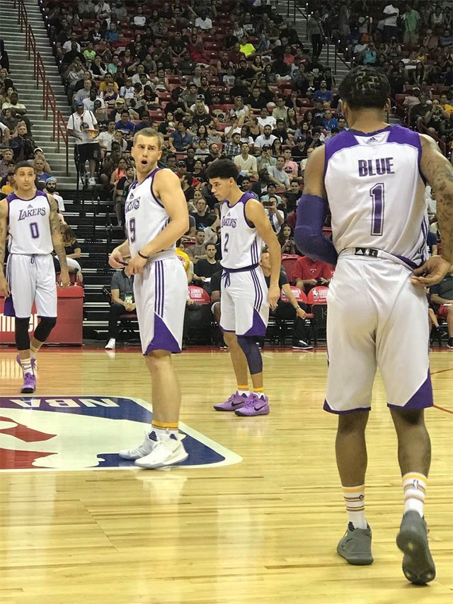 Lonzo Ball diện giày Nike Kobe A.D. Lonzo Ball diện giày Nike Kobe A.D.