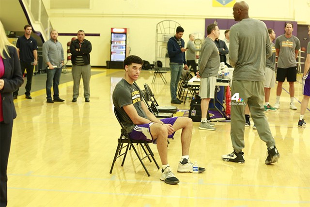 Lonzo Ball xuất hiện tr&ecirc;n s&acirc;n với đ&ocirc;i gi&agrave;y Harden 1 
