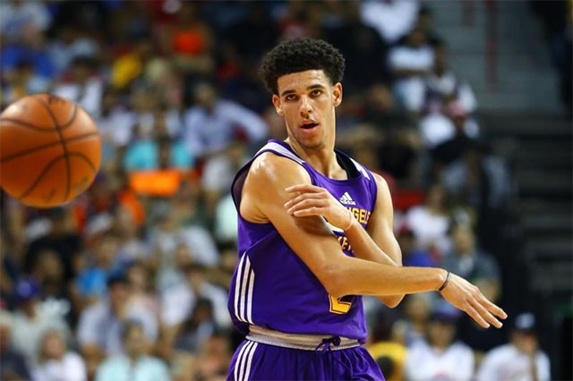 Lonzo cũng có rào cản tương tự như Ben Simmons. Lonzo cũng có rào cản tương tự như Ben Simmons.