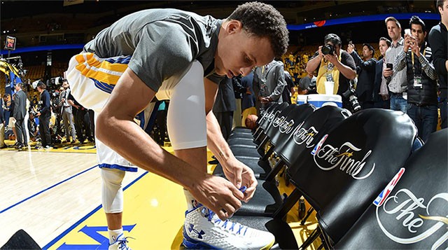 Stephen Curry chuẩn bị v&agrave;o s&acirc;n đ&aacute;nh chung kết