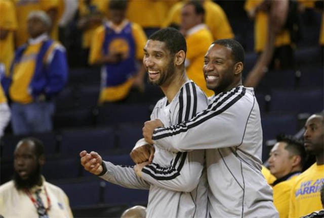 T-Mac đang ôm Tim Duncan một cách vui vẻ nhưng thất bại MVP của anh ở mùa 2002-03 thì khá đáng buồn. T-Mac đang ôm Tim Duncan một cách vui vẻ nhưng thất bại MVP của anh ở mùa 2002-03 thì khá đáng buồn.