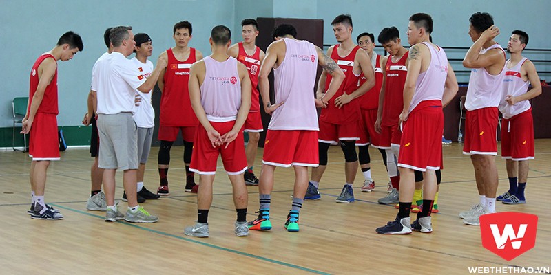 Các tuyển thủ bóng rổ mang giày gì chuẩn bị cho SEA Games 29?