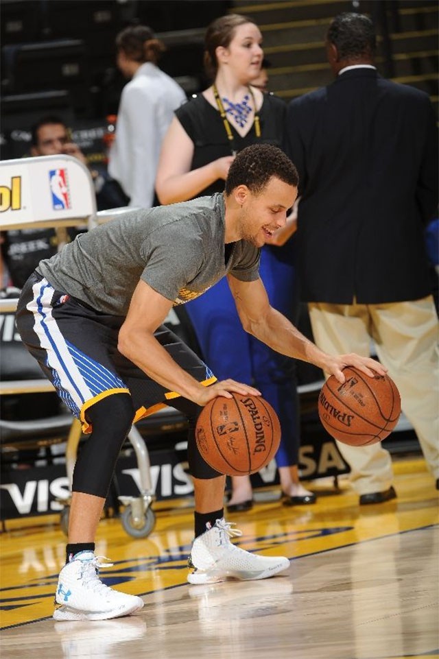 Stephen Curry với đ&ocirc;i gi&agrave;y được Under Armour thiết kế ri&ecirc;ng cho ng&agrave;y sinh nhật