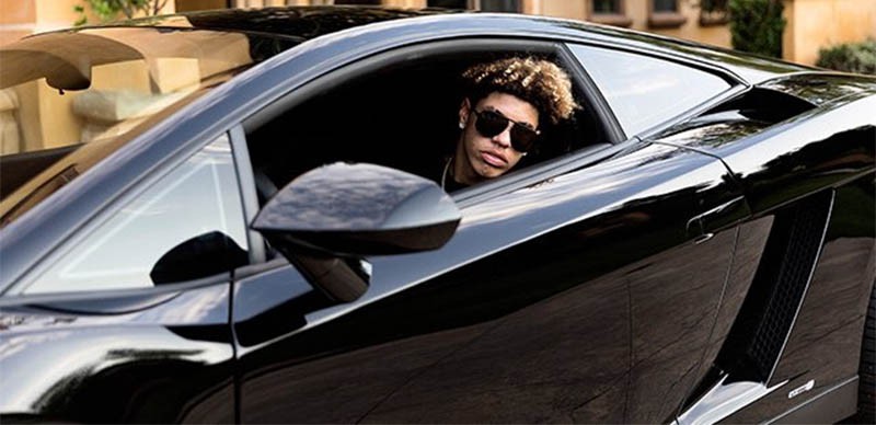 Cậu út LaMelo Ball gây bão bằng xế xịn và giày thửa