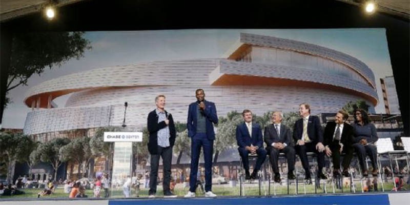 Golden State Warriors dùng chiêu vay tiền khán giả 30 năm mới trả