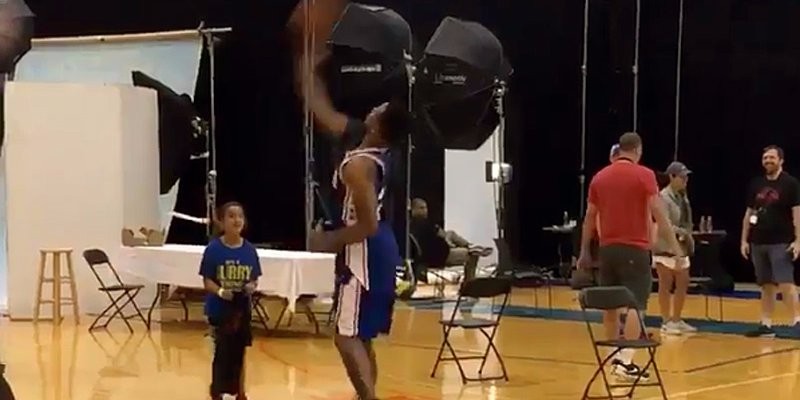 Fultz ném liên tiếp từ giữa sân vào rổ bằng 1 tay mà không nhìn!