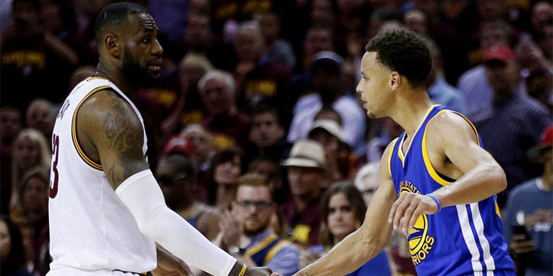 Stephen Curry sắp giàu sụ nhưng LeBron James vẫn cảm thấy chưa đủ