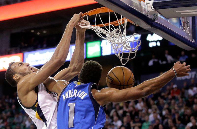  Justin Anderson kh&ocirc;ng cản được cầu thủ Utah Jazz ghi điểm.