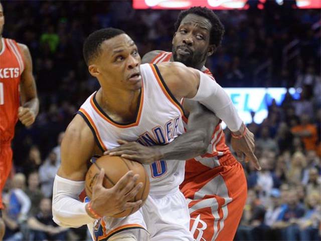 Westbrook vấp phải sự truy cản cực k&igrave; kh&oacute; chịu của Beverey.