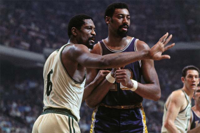Trong ảnh l&agrave; Bill Russell (b&ecirc;n tr&aacute;i) v&agrave; Wilt Chamberlain (b&ecirc;n phải).