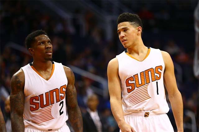 Bùng nổ với 65 điểm, bộ đôi Bledsoe (2) và Booker (1) vẫn không thể giúp Phoenix Suns tránh khỏi trận thua ngay trên sân nhà. Bùng nổ với 65 điểm, bộ đôi Bledsoe (2) và Booker (1) vẫn không thể giúp Phoenix Suns tránh khỏi trận thua ngay trên sân nhà.