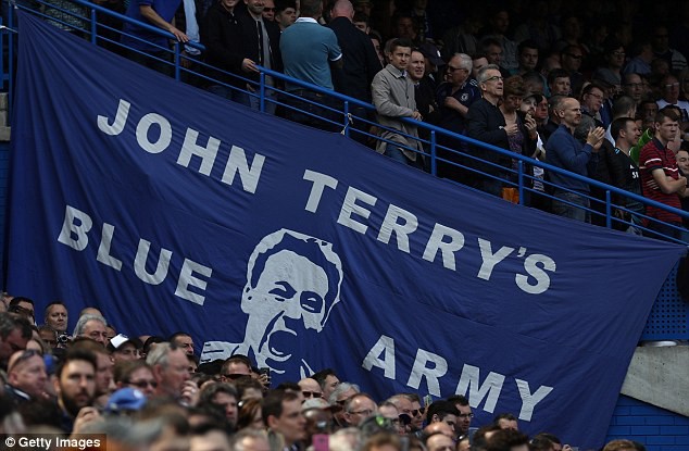 CĐV Chelsea giăng biểu ngữ muốn thần tượng của họ ở lại.