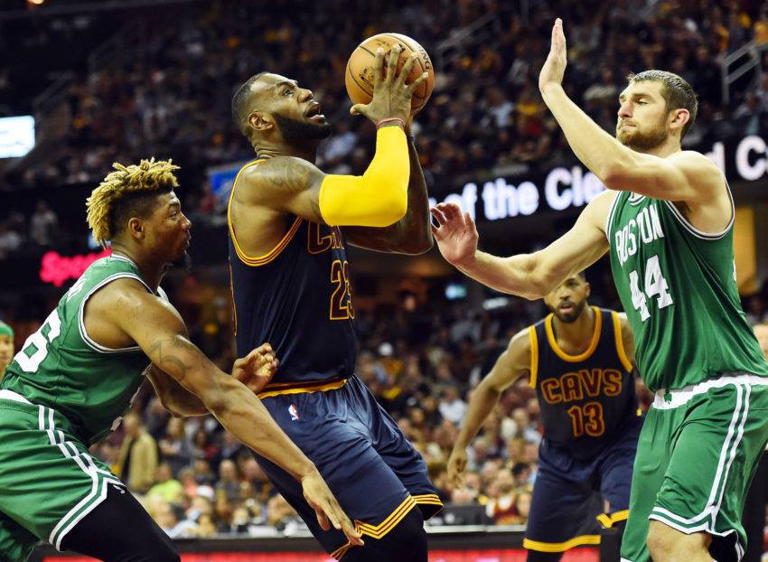 Boston Celtics bất lực trước sức công phá của LeBron James và đồng đội. Boston Celtics bất lực trước sức công phá của LeBron James và đồng đội.