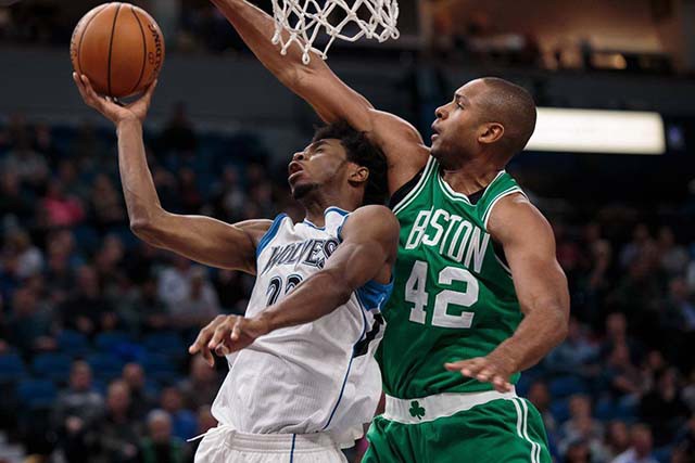 Timberwolves (&aacute;o trắng) thua Boston do đ&aacute;nh hiệp 4 qu&aacute; tệ.