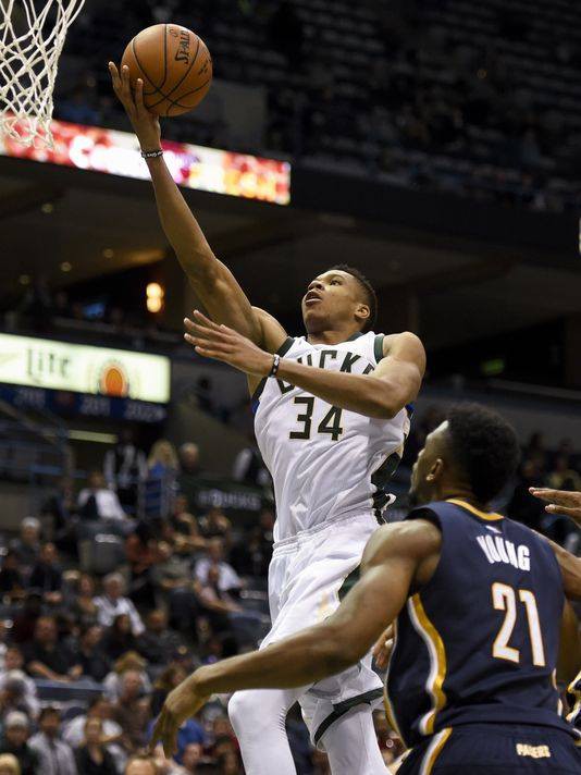 Giannis Antetokounmpo giúp Bucks bứt lên từ hiệp 3. Giannis Antetokounmpo giúp Bucks bứt lên từ hiệp 3.