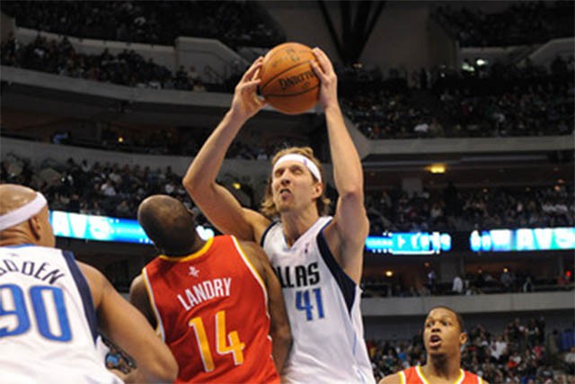 Carl Landry dính đòn chỏ của Dirk Nowitzki Carl Landry dính đòn chỏ của Dirk Nowitzki