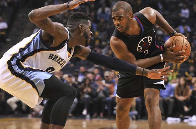 Chris Paul tấn công trong chiến thắng trên sân của Memphis Grizzlies mùa này. Chris Paul tấn công trong chiến thắng trên sân của Memphis Grizzlies mùa này.
