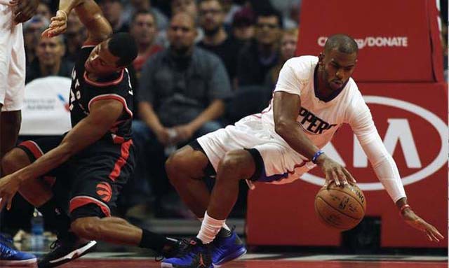 Clippers (&aacute;o trắng) chiến thắng do Chris Paul thể hiện phong độ đỉnh cao.
