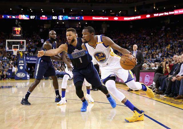 Kevin Durant có 28 điểm và 10 rebounds trong chiến thắng Dallas. Kevin Durant có 28 điểm và 10 rebounds trong chiến thắng Dallas.