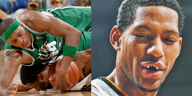 Danny Granger ngã đập mặt xuống sân Danny Granger ngã đập mặt xuống sân