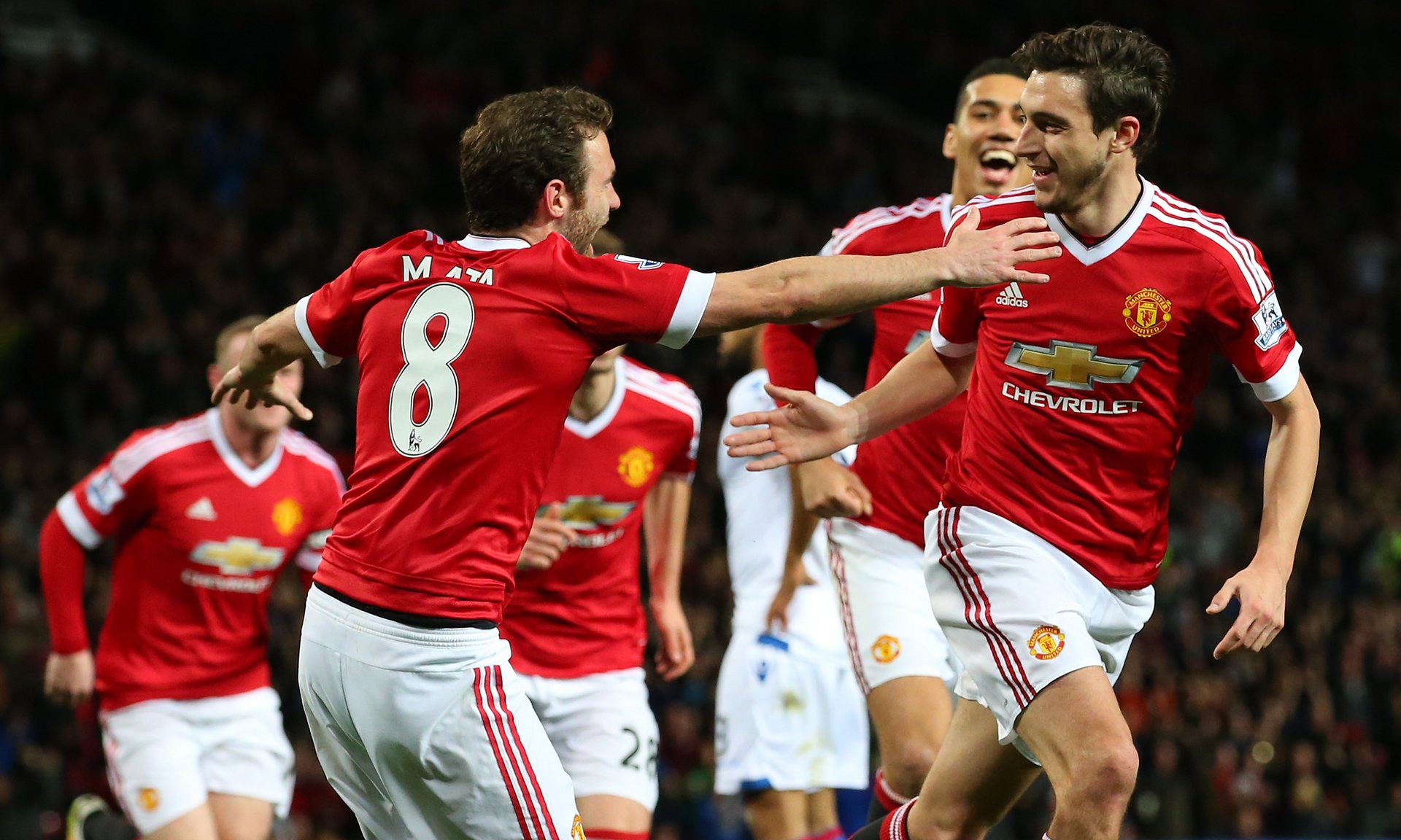 Man Utd hạ Palace (2-0): Mạo hiểm thành công và Van Gaal... ra đường?