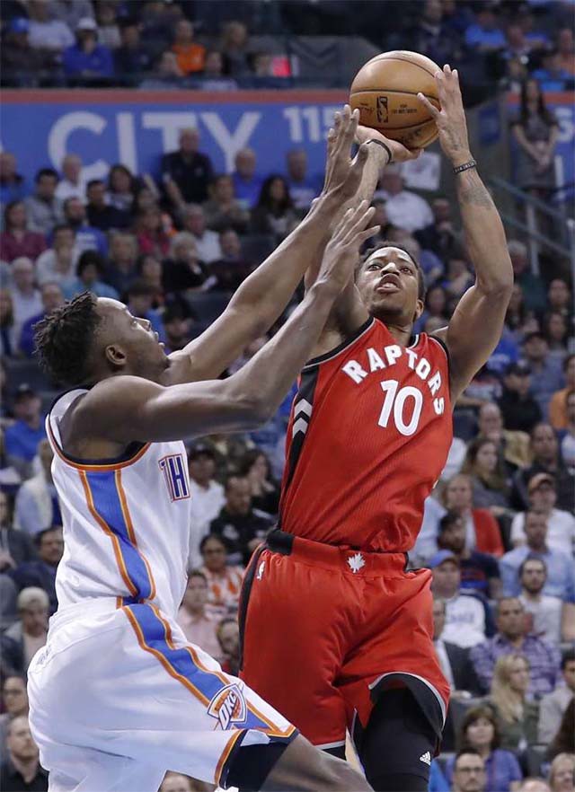 Cuộc đối đầu giữa 2 tay ghi điểm dẫn đầu NBA có chiến thắng thuộc về DeRozan (10). Cuộc đối đầu giữa 2 tay ghi điểm dẫn đầu NBA có chiến thắng thuộc về DeRozan (10).