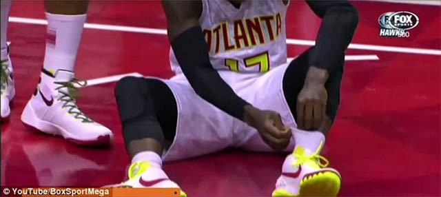 ...rồi Dennis Schroder bỏ nó vào tất để tiếp tục thi đấu ...rồi Dennis Schroder bỏ nó vào tất để tiếp tục thi đấu