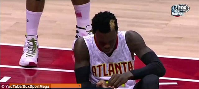 Dennis Schroder nhặt chiếc răng gãy lên... Dennis Schroder nhặt chiếc răng gãy lên...