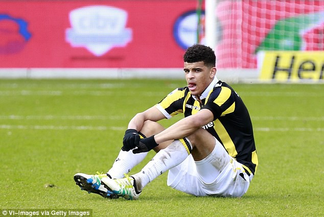 Dominic Solanke đ&ograve;i Chelsea tăng lương từ 8.000 bảng/tuần l&ecirc;n 50.000 bảng/tuần.
