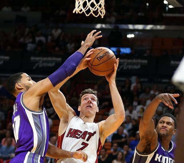Dragic (áo trắng) ghi 25 điểm giúp Miami Heat vượt qua Kings ở hiệp phụ. Dragic (áo trắng) ghi 25 điểm giúp Miami Heat vượt qua Kings ở hiệp phụ.