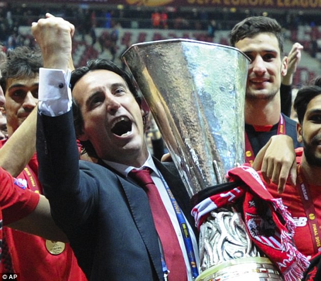 Unai Emery, người khiến Pep Guardiola cũng phải mời rượu