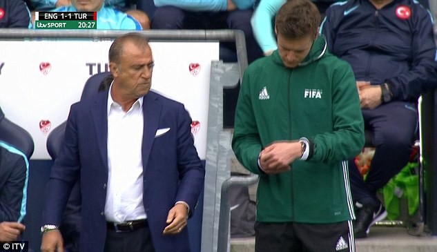 HLV TNK Fatih Terim tr&igrave;nh cho trọng t&agrave;i thứ 4 xem băng quay chậm tr&ecirc;n điện thoại di động chứng tỏ Harry Kane việt vị khi ghi b&agrave;n.