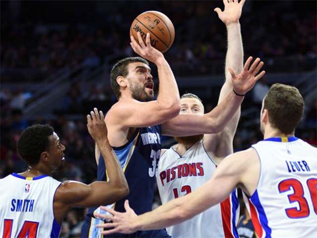 Gasol càn quét hàng thủ của Detroit Piston. Gasol càn quét hàng thủ của Detroit Piston.