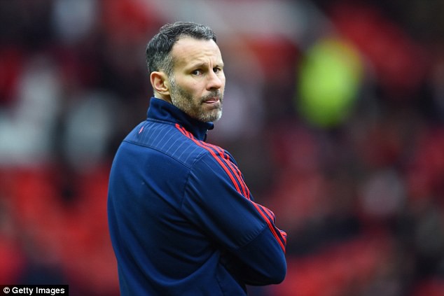 Bị đẩy xuống U.21, Ryan Giggs tìm đường rời Man Utd