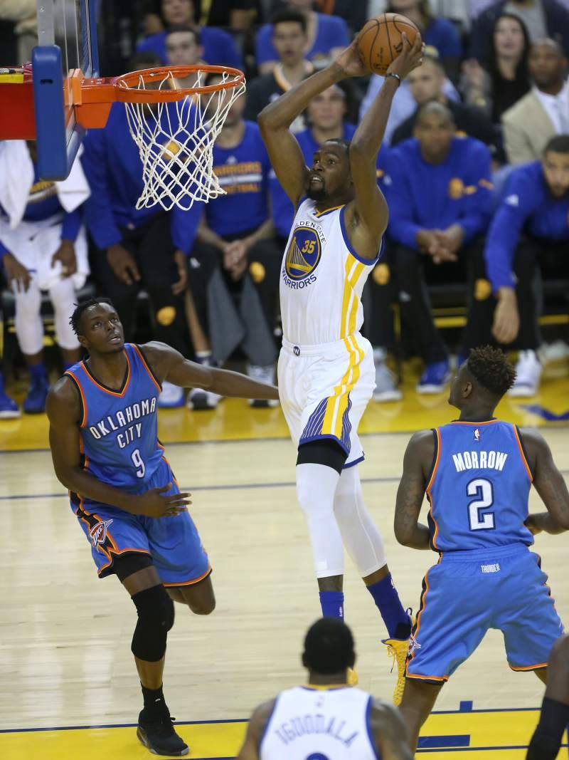 Kevin Durant tăng tốc trong hiệp 2, đánh gục đội bóng cũ OKC Thunder cùng bạn cũ Westbrook. Kevin Durant tăng tốc trong hiệp 2, đánh gục đội bóng cũ OKC Thunder cùng bạn cũ Westbrook.