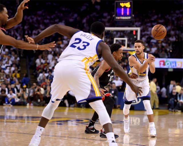 Golden State chơi hợp l&yacute; v&agrave; cẩn thận ở khoảng thời gian đầu của trận đấu