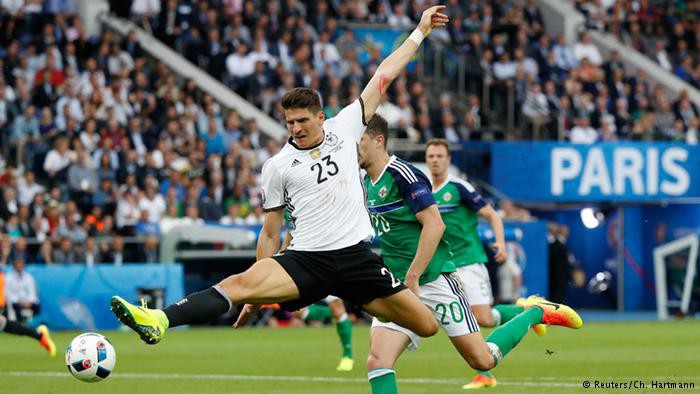 Mario Gomez tỏa s&aacute;ng trước Bắc Ireland.