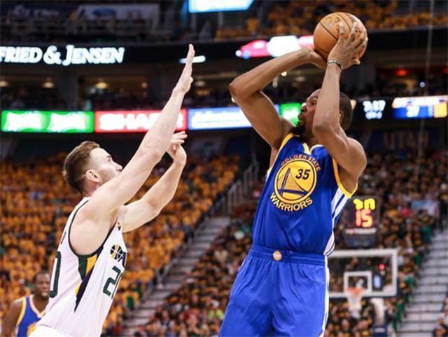 Tình huống Kevin Durant ném bóng trước sự truy cản của Gordon Hayward Tình huống Kevin Durant ném bóng trước sự truy cản của Gordon Hayward
