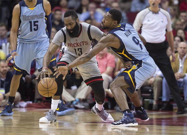 Harden bị theo quá rát ở trận này khiến anh nhanh chóng xuống sức Harden bị theo quá rát ở trận này khiến anh nhanh chóng xuống sức
