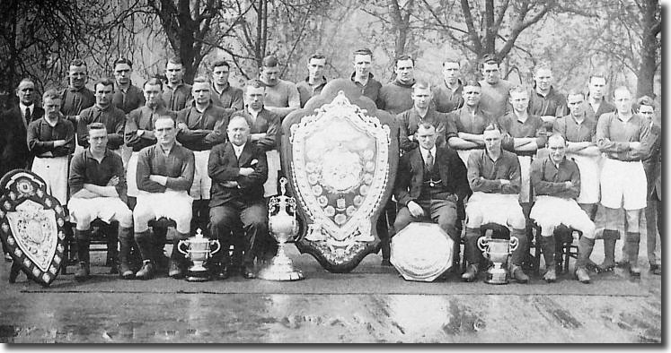 Herbert Chapman c&ugrave;ng c&aacute;c th&agrave;nh vi&ecirc;n Arsenal khoe danh hiệu năm 1931.