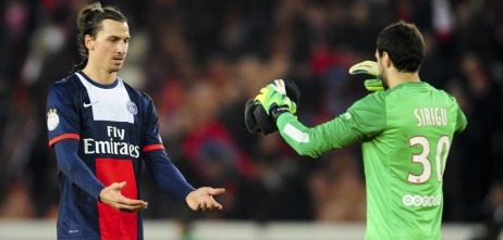 Zlatan Ibrahimovic v&agrave; Salvatore Sirigu