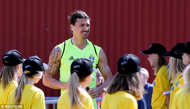 “Messi còn tập riêng, Ibrahimovic được xả trại ký HĐ với Man Utd”