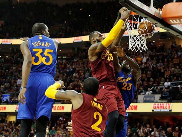 LeBron James nhường dần vai chính cho Irving, nhưng anh vẫn là nhân tốt quyết định trong mọi chiến thắng của Cleveland Cavaliers LeBron James nhường dần vai chính cho Irving, nhưng anh vẫn là nhân tốt quyết định trong mọi chiến thắng của Cleveland Cavaliers
