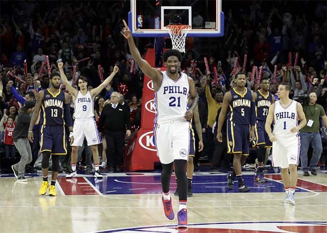 Joel Embiid tỏa sáng trong hiệp phụ mang lại trận thắng đầu tiên cho 76ers. Joel Embiid tỏa sáng trong hiệp phụ mang lại trận thắng đầu tiên cho 76ers.