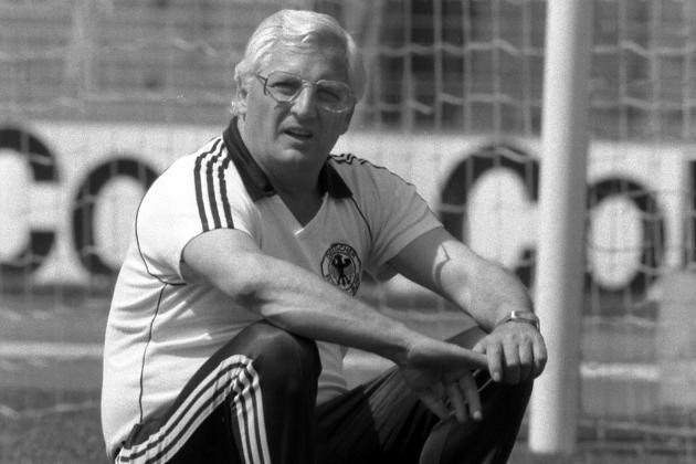 Jupp Derwall bị &eacute;p phải từ chức khi Đức dừng bước ngay v&ograve;ng bảng EURO 1984. 