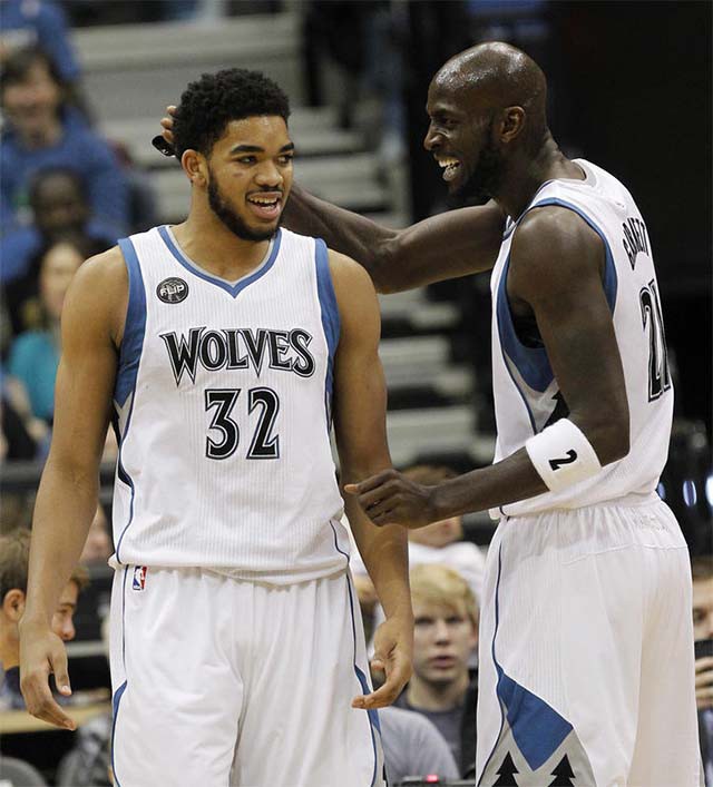 Karl Anthony Towns thuở còn được huyền thoại Kevin Garnett dẫn dắt. Karl Anthony Towns thuở còn được huyền thoại Kevin Garnett dẫn dắt.