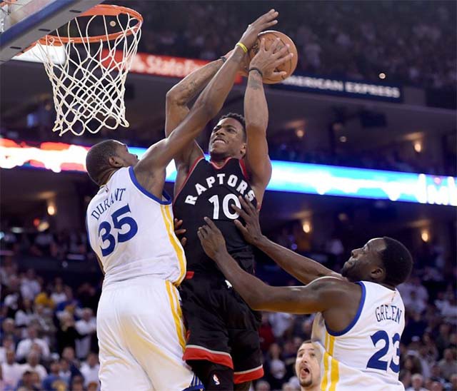 Kevin Durant c&oacute; một trận đấu hay trong cả tấn c&ocirc;ng v&agrave; ph&ograve;ng thủ