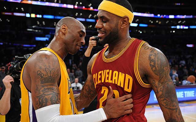 Kobe Bryant v&agrave; LeBron James, 2 thần tượng của c&aacute;c thế hệ fan NBA hiện đại.